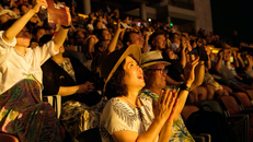 Du khách Hàn Quốc thích thú xem màn trình diễn Nụ hôn của biển cả - Kiss of the sea.