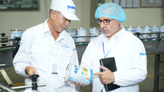 Ông Inam Ahmad Zia Ahmad trực tiếp đến tìm hiểu công nghệ sản xuất tại các nhà máy của Vinamilk.