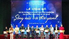 Ban tổ chức trao chứng nhận cho các tác giả có tác phẩm văn học được nghiệm thu. 