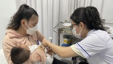 Để phòng bệnh ho gà, phụ huynh cần chủ động cho trẻ tiêm vaccine đúng lịch và đủ mũi. (Ảnh minh hoạ) 