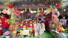 Một trong những hoạt động nổi bật tại lễ hội là không gian chợ quê với sự tham gia của gần 30 gian hàng nông sản của địa phương. 