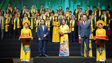 Bà Ninh Thị Lan Phương – Phó Tổng Giám đốc SHB đại diện ngân hàng nhận giải thưởng Sao Vàng đất Việt.