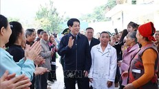 Chủ tịch nước Lương Cường thăm hoạt động khám bệnh, cấp thuốc miễn phí cho nhân dân tại xã Pa Tần, huyện Sìn Hồ, tỉnh Lai Châu. 