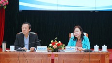 Thứ trưởng Bộ GD&ĐT Phạm Ngọc Thưởng, bà Nguyễn Thị Mai Hoa - Phó Chủ nhiệm Ủy ban Văn hóa Giáo dục của Quốc hội chủ trì phiên họp.