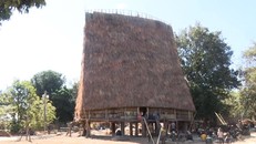 Nhà rông truyền thống - nơi diễn ra toàn bộ sinh hoạt cộng đồng của thôn làng, là nơi để các nghệ nhân già truyền đạt lại cho thế hệ trẻ những giá trị văn hóa truyền thống. 