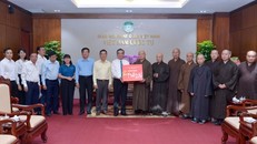 Phái đoàn lãnh đạo Thành ủy TP.HCM thăm, chúc Tết Ất Tỵ đến Giáo hội tại Việt Nam Quốc Tự