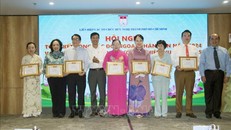 Trao tặng Giấy khen của Liên hiệp các tổ chức hữu nghị Thành phố Hồ Chí Minh cho các tập thể có thành tích năm 2024. Ảnh: TTXVN