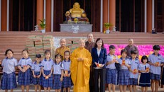 Trưởng lão HT.Thích Thiện Nhơn trao quà Tết tại chùa Quốc Ân Khải Tường