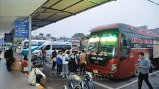 Khách lên xe về quê đón Tết tại bến xe Gia Lâm. 