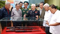 Anh hùng Lực lượng vũ trang Hồ Đắc Thạnh (thứ tư từ phải sang) giới thiệu một số mẫu vũ khí do tàu không số vận chuyển từ miền Bắc vào bến Vũng Rô. 