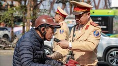 Cán bộ, chiến sĩ đội CSGT số 1 kiểm tra nồng độ cồn của người tham gia giao thông tại tuyến đường Trần Nhật Duật, quận Hoàn Kiếm. 