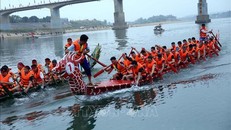 Những màn tranh tài quyết liệt tại Hội đua thuyền trên sông Lô - Xuân Ất Tỵ 2025. 