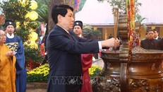 Chủ tịch nước Lương Cường dâng hương tại Điện Kính Thiên, Hoàng thành Thăng Long. 