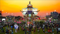 Du khách cùng hàng vạn người theo đạo Cao Đài tham dự Đại lễ Đức Chí Tôn năm Ất Tỵ 2025. 