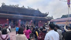 Trung bình mỗi ngày Tết, đền Ông Hoàng Mười đón từ 15.000 - 25.000 lượt khách đến chiêm bái. 