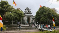 Vãn cảnh chùa Chuông ở Hưng Yên đầu năm mới