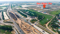 Nằm ngay cạnh nút giao Phú Thứ là đại công trường dự án Sun Urban City của Tập đoàn Sun Group, tổng vốn đầu tư 35.000 tỷ đồng.