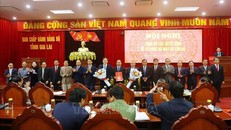 Đồng chí Rah Lan Chung, Phó Bí thư Tỉnh ủy, Chủ tịch UBND tỉnh (cầm quyết định) giữ chức Bí thư Đảng ủy UBND tỉnh Gia Lai nhiệm kỳ 2020 - 2025. 