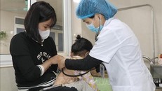 Trẻ em đến khám và điều trị các bệnh liên quan tới đường hô hấp tại Bệnh viện Sản Nhi Ninh Bình. 