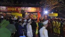 Rước Kiệu ấn từ đền Cố Trạch sang đền Thiên Trường. 