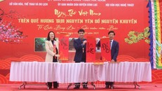 Các đại biểu thực hiện nghi thức khai bút đầu Xuân.