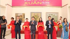 Đại biểu cắt băng khai mạc triển lãm. 