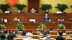 Bộ trưởng Bộ Thông tin và Truyền thông Việt Nam Nguyễn Mạnh Hùng giải trình các câu hỏi của các đại biểu. 