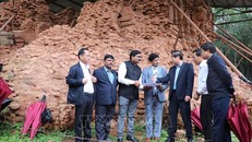 Các chuyên gia tiến hành đo vẽ, thực hiện công tác trùng tu, tôn tạo tại nhóm tháp E. 