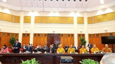 Chư tôn đức tham gia đoàn thăm, chào Chính phủ.