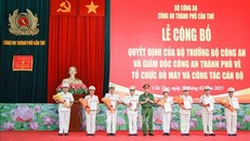 Trao các quyết định cho lãnh đạo các đơn vị được điều động nhận nhiệm vụ mới của Công an thành phố Cần Thơ. 