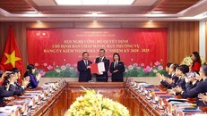 Phó Chủ tịch Quốc hội Nguyễn Khắc Định trao Quyết định chỉ định Ban chấp hành, Ban Thường vụ, Bí thư, Phó Bí thư Đảng ủy Kiểm toán Nhà nước nhiệm kỳ 2020-2025. 