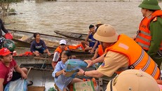 Hỗ trợ lương thực cho người dân vùng bị ngập lụt. (Ảnh minh họa)