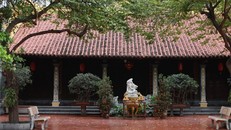 Từ cổng chính bước vào sân lớn là nhà thờ Mẫu và điện thờ Thánh Uy Linh Lang.