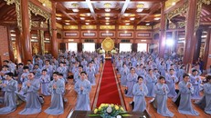 Chùa Thiên Quang Bình Dương: Hơn 300 Phật tử quy y hướng về Vesak thiêng liêng