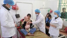 Cán bộ Trung tâm y tế huyện Bảo Lạc điều trị cho các bệnh nhi nhiễm bệnh sởi. 