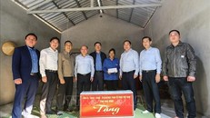 Bí thư Tỉnh ủy Nguyễn Phi Long thăm, tặng quà bà Khà Thị Tích, xóm Noong Luông trong căn nhà vừa xây thuộc Chương trình xóa nhà tạm, nhà dột nát. 