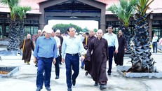 Bí thư Thành ủy Nguyễn Văn Nên thăm, đôn đốc công tác chuẩn bị Đại lễ Vesak 2025 do Việt Nam tổ chức - Ảnh: Quang Tròn