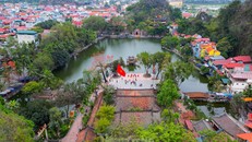 Hoa gạo đỏ rực bên ngôi chùa nghìn năm tuổi ở Hà Nội