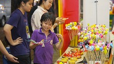 Du khách trải nghiệm tại các gian hàng. 