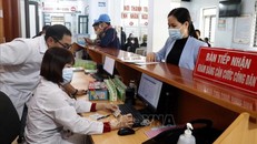 Người dân đăng kí khám chữa bệnh bằng căn cước công dân. Ảnh tư liệu: TTXVN