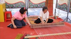 Nghệ nhân Diệp Thị Som (bên phải) dệt chiếu Cà Hom.
