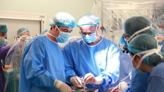 Các bác sĩ thực hiện ca phẫu thuật cho bệnh nhân (ảnh bệnh viện cung cấp)