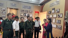 Đông đảo người dân và du khách chăm chú lắng nghe thuyết minh về cuộc đời Bác Hồ.