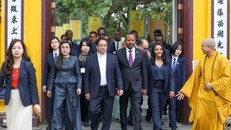 Hai Thủ tướng và hai Phu nhân thăm chùa Trấn Quốc. Ảnh: Nguyễn Khánh