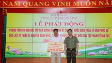 Đại tá Trần Văn Phúc, Giám đốc Công an tỉnh Quảng Ninh, trao hỗ trợ cho bố Liệt sĩ Nguyễn Đăng Khải. 