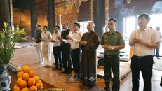 Đoàn công tác khảo sát nơi tôn trí Xá lợi Đức Phật và dâng hương tại Chùa Tam Chúc.