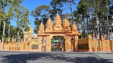 Chùa Chrôi Tưm Chắs (chùa Trà Tim cũ) ở Phường 10, thành phố Sóc Trăng (Sóc Trăng).