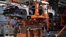 Dây chuyền sản xuất xe ôtô điện tại nhà máy của hãng General Motors ở Detroit, Michigan, Mỹ. 