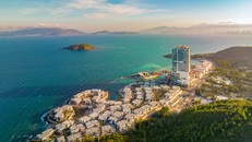 Địa thế biệt lập tạo không gian sống riêng tư cho chủ nhân dinh thự.