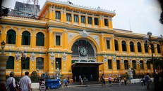 Du khách quốc tế tham quan Bưu điện TPHCM (được xếp hạng thứ 2/11 bưu điện đẹp nhất thế giới).